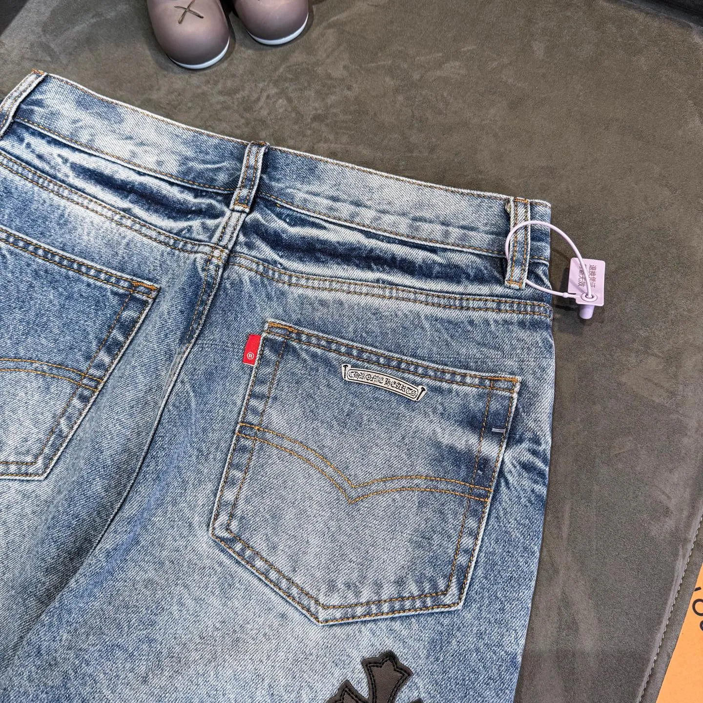 P270 Chrome Hearts CH Cross embroidered distressed jeans Top ceiling quality 100% version correct version is coming!  Believe me this must be the best quality you will ever come across! ! Excellent value for money! !  Styles with different washes and textures are very friendly to people with thin legs and thick legs. The straight version is very flattering to the shape of the legs. The moderate length is timeless and easy to match. It is the basis of various styles and a must-have in the wardrobe! ! Add a little stacking to easily control this year's popular clean fit fabric. The fabric is stiff but the upper body is soft without losing texture. The sides and cuffs of some styles have a bone-wash effect. It's really hard not to love it! The outfit effect is immediate! ✅Correctly customize the Croxin metal leather label on the back panel. It is not sold directly with the cross on the finished jeans. 1:1 copying strives for excellence and the details are perfectly grasped. ✅The cross leather label is clear and smooth. Exquisite turning top craftsmanship. ✅Buttons, zippers and hardware are all customized versions of the Croxin LOGO. ✅High-cost washing process. Size: 28 30 32 34 36 (5 sizes)